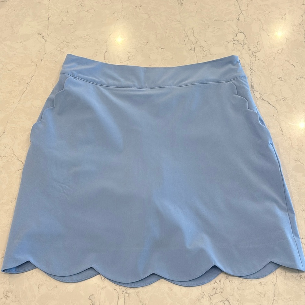 Vineyard Vines powder blue performance skirt with scalloped hem in size 0.